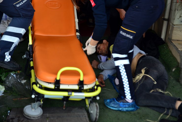 İki kardeş kavgada yaralandı, ilk müdahaleyi bölgeden geçen sağlıkçılar yaptı