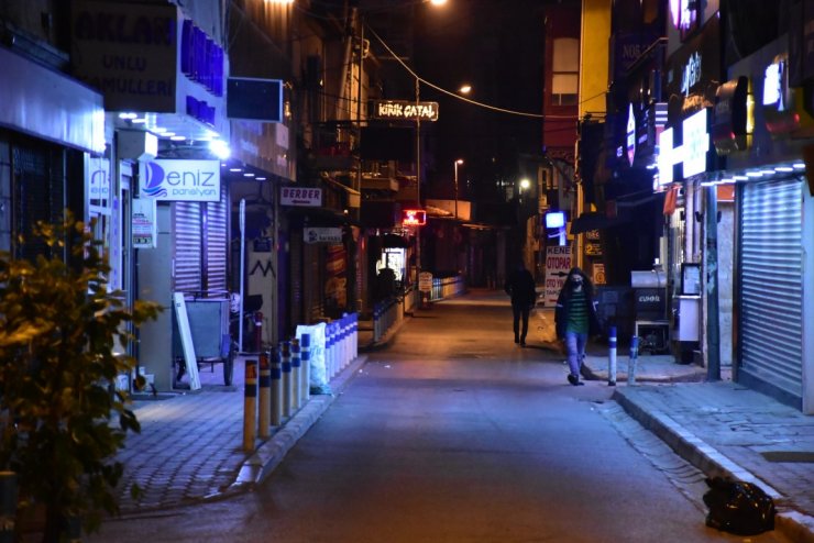 İzmir'de sokaklar boş kaldı
