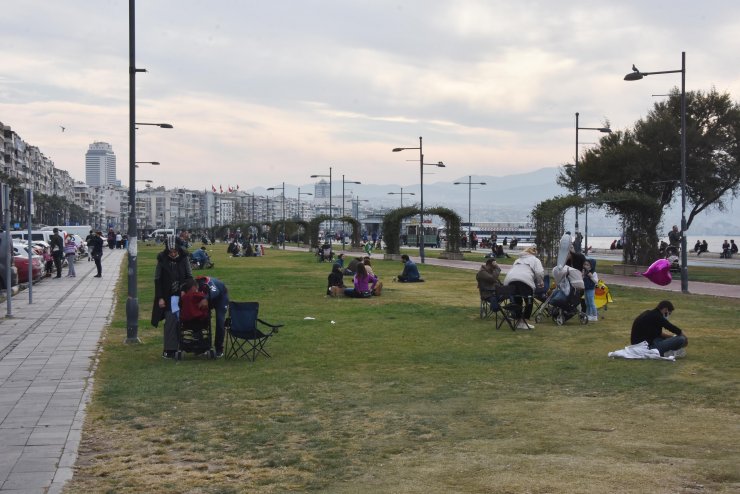 İzmir’de yasağa rağmen Kordon doldu, polis uyardı