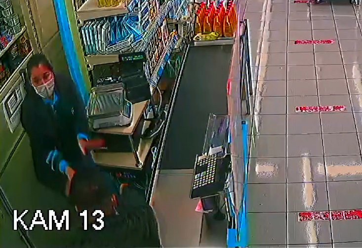 Market çalışanı, bıçaklı soyguncuyu fırlattığı 'turşu kavanozu' ile engelledi