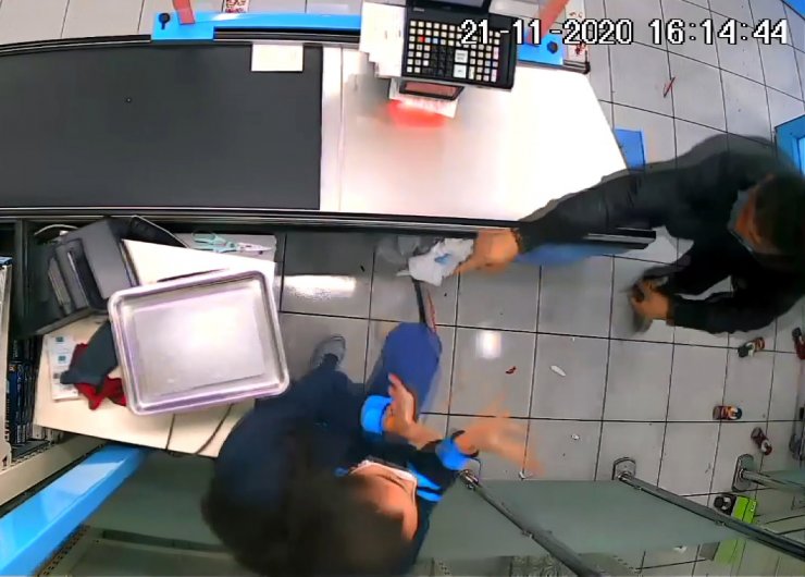 Market çalışanı, bıçaklı soyguncuyu fırlattığı 'turşu kavanozu' ile engelledi