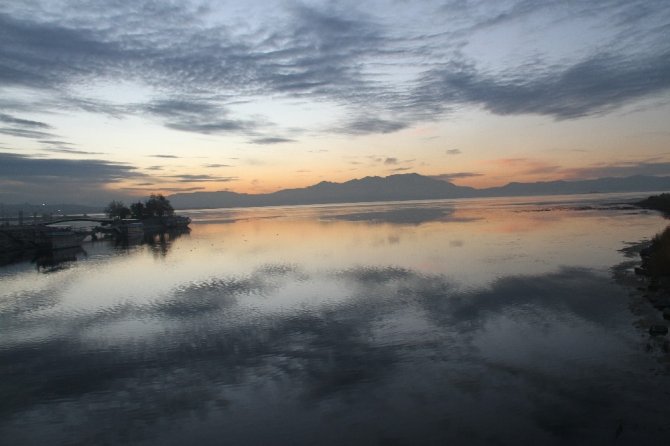 Beyşehir Gölü’nde kartpostallık gün batımı