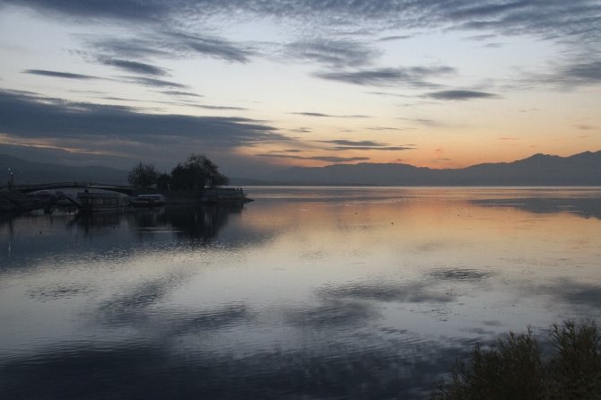 Beyşehir Gölü’nde kartpostallık gün batımı