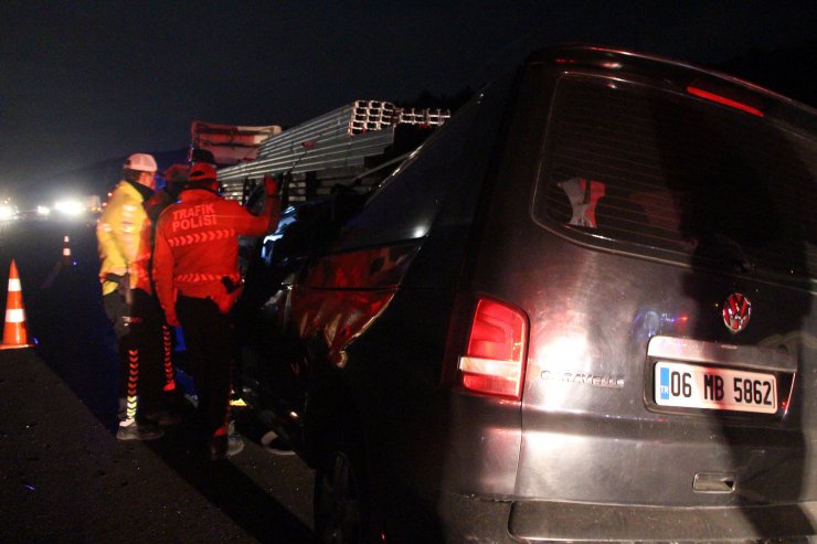 Bolu'da TIR'a çarpan minibüsteki 2 kişi öldü, 3 kişi de yaralandı