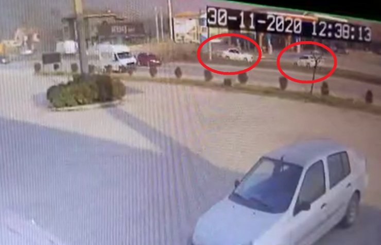 Bursa'da otomobiller kafa kafaya çarpıştı: 1'i çocuk 2 ölü, 3 yaralı (3)
