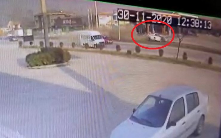 Bursa'da otomobiller kafa kafaya çarpıştı: 1'i çocuk 2 ölü, 3 yaralı (3)