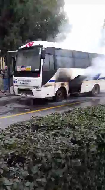 Halk otobüsündeki yangın korkuttu