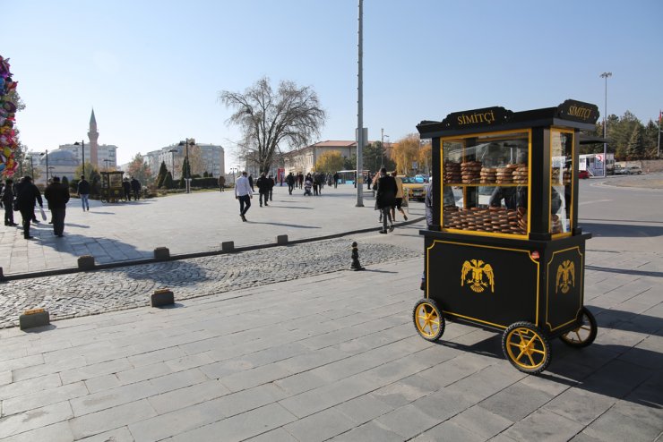 Sivas'ta simitçilere tarihi dokuya uygun satış arabası