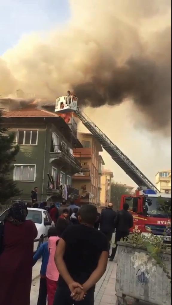 Yangında çatıda mahsur kalan 4 kişiyi itfaiye kurtardı