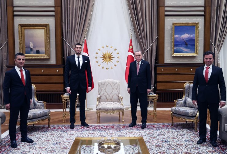 Cumhurbaşkanı Erdoğan, milli yüzücü Emre Sakçı'yı kabul etti