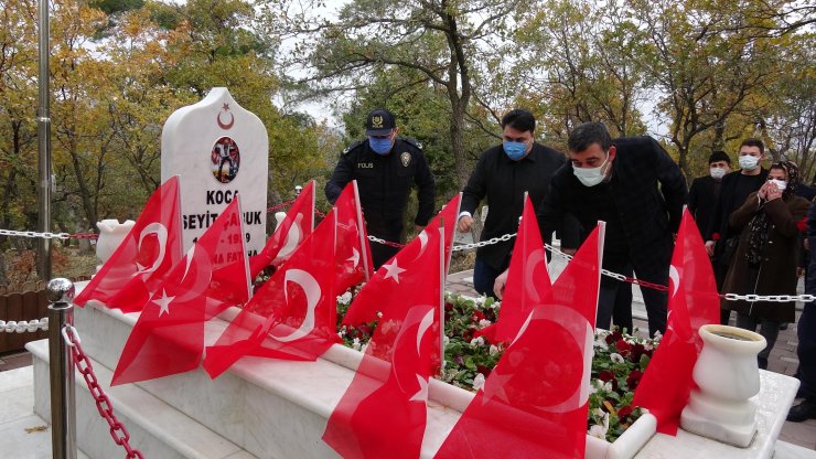 Seyit Onbaşı mezarı başında anıldı