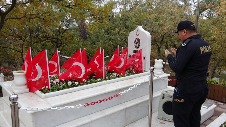 Seyit Onbaşı mezarı başında anıldı