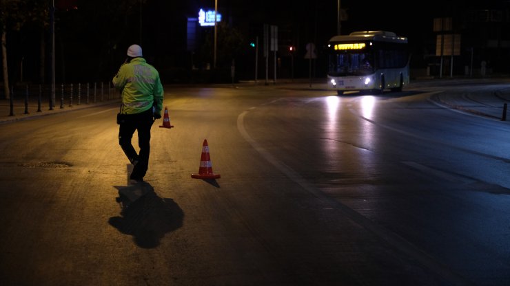 Konya'da kısıtlama ile sokaklar temizlik görevlilerine kaldı