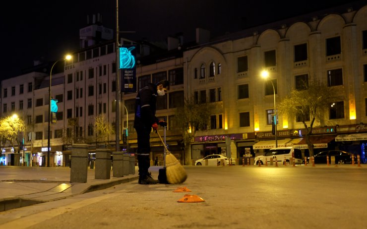 Konya'da kısıtlama ile sokaklar temizlik görevlilerine kaldı