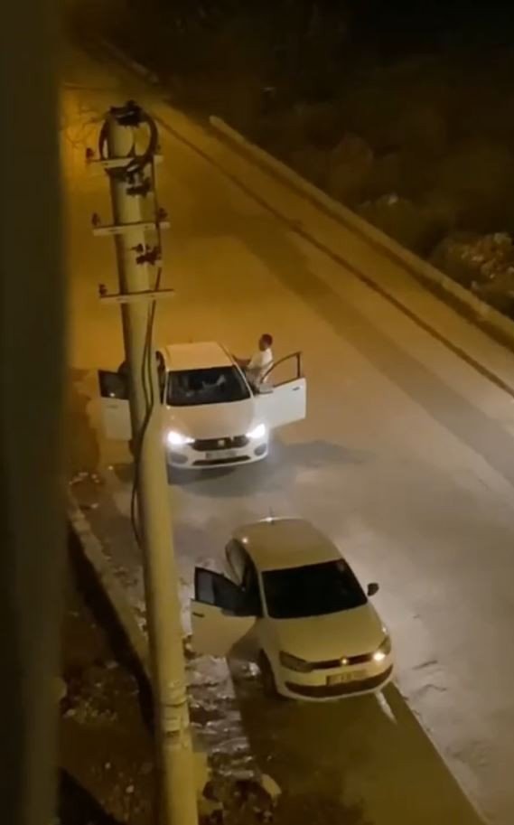 Otomobil içerisindeki kadının yüzüne tekme