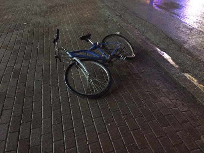 Otomobil sürücüsü ehliyetsiz çıktı, bisiklet sürücüsü kırmızıda geçti