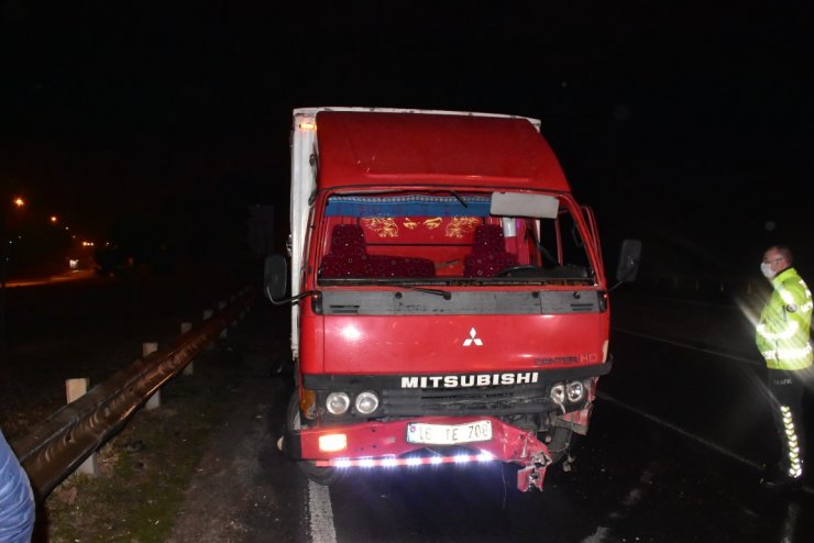 Kaygan zeminde kamyonet refüje çarptı: 3 yaralı