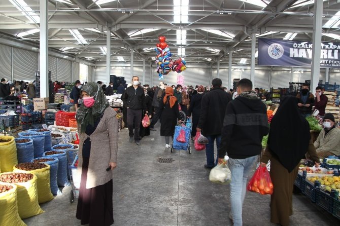 Kısıtlamaya saatler kala Konyalılar pazarlara akın etti