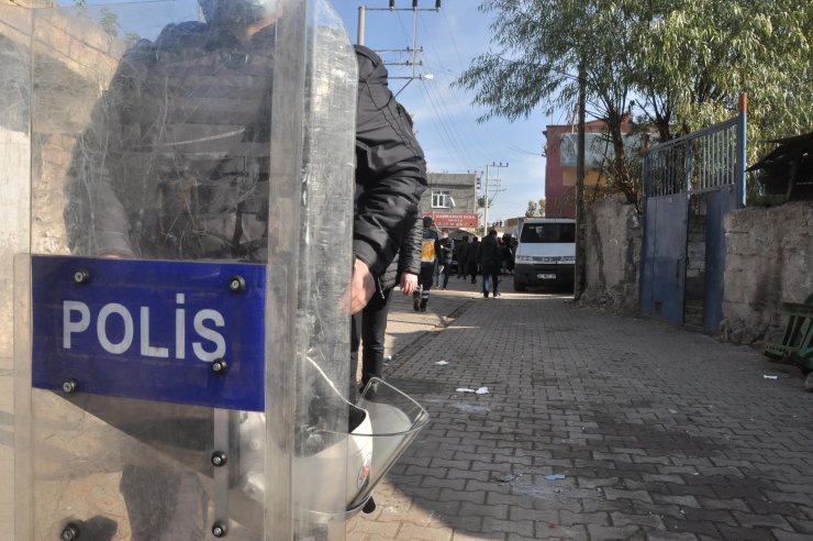 Diyarbakır'da kısıtlamada taşlı, sopalı, bıçaklı kavga: 20 yaralı
