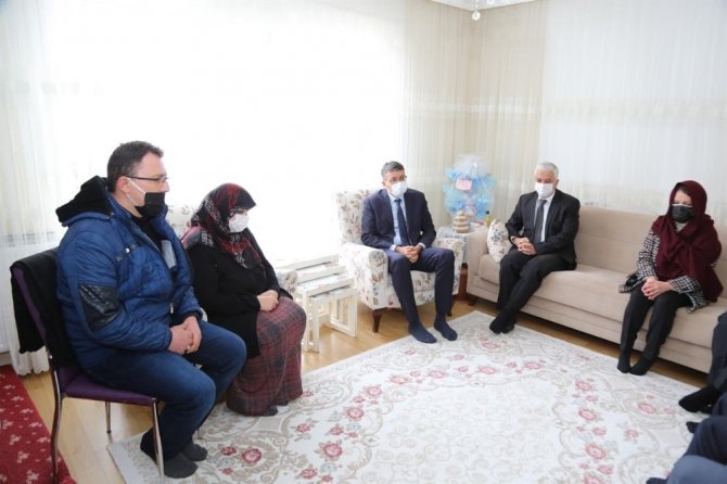 Vali Çelik’ten, şehit asker Osman Güler’in ailesine taziye ziyareti