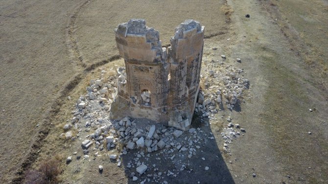 Depremde hasar gören 600 yıllık kümbet restore edilecek