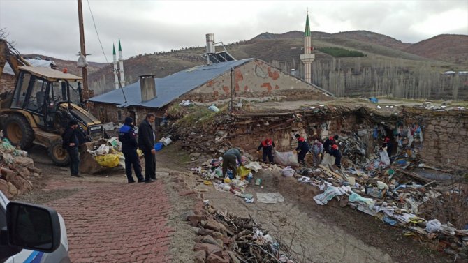 Konya'da bir ev ve bahçesinden 4 kamyon çöp çıkarıldı