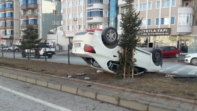 Konya'da takla atan otomobil refüje çıktı