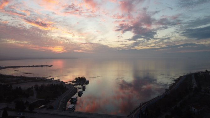 Beyşehir Gölü'nde güneşin batışı drone ile havadan görüntülendi