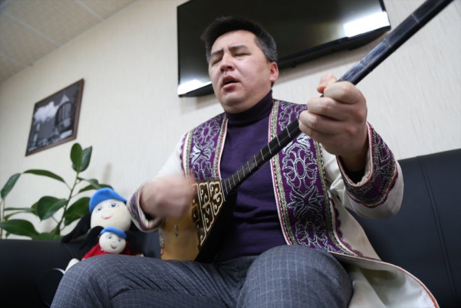 Kazakistanlı misafir öğrenci dombrasıyla Türk dizilerine renk katıyor