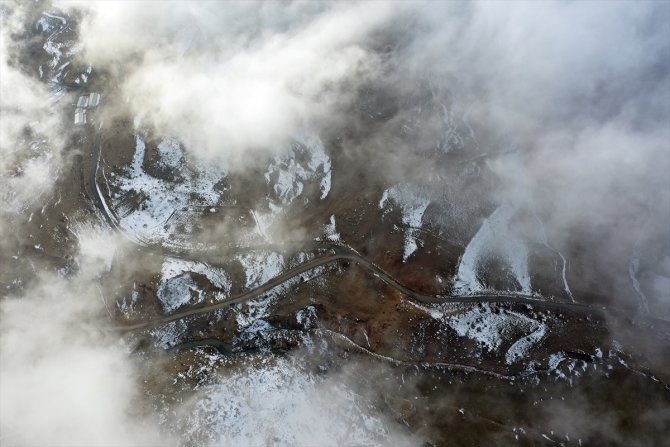 Iğdır'da sis, üstüne çöktüğü karlı dağların güzelliğine güzellik kattı