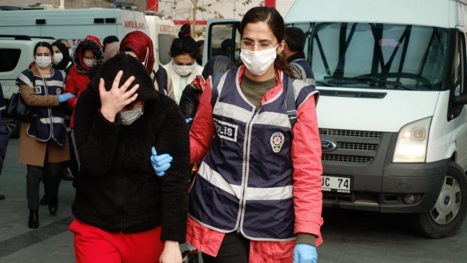 Konya’da ölüm tehdidi ile zorla fuhuş yaptıran 5 zanlı tutuklandı