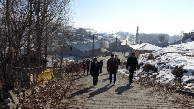 İnternet erişiminin olmadığı köylere öğretmenler ders notlarıyla ulaştı