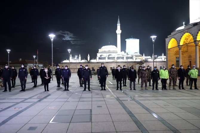 Konya Emniyet Müdürü Mustafa Aydın, görev başındaki polislerin yeni yılını kutladı