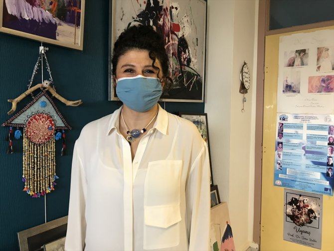 Konya'da diş hekimi profesör, yaptığı el emeği göz nuru takıları satarak öğrencilere burs sağlıyor
