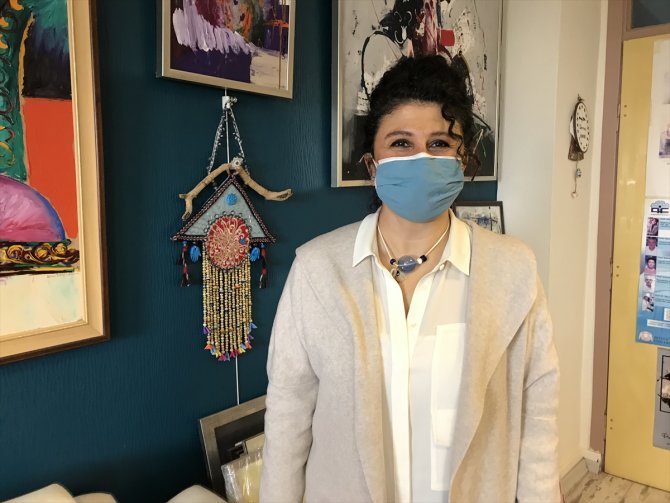 Konya'da diş hekimi profesör, yaptığı el emeği göz nuru takıları satarak öğrencilere burs sağlıyor