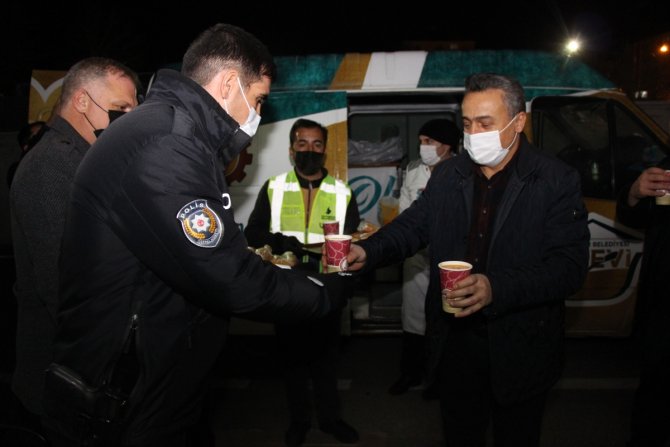 Seydişehir'de güvenlik güçleri ve sağlık çalışanlarına sıcak çorba ikramı