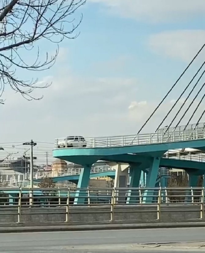 Yaya köprüsündeki otomobil şaşırttı