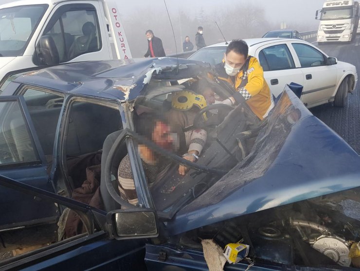 Konya'daki zincirleme kazada otomobilde sıkışan baba- oğul kurtarıldı