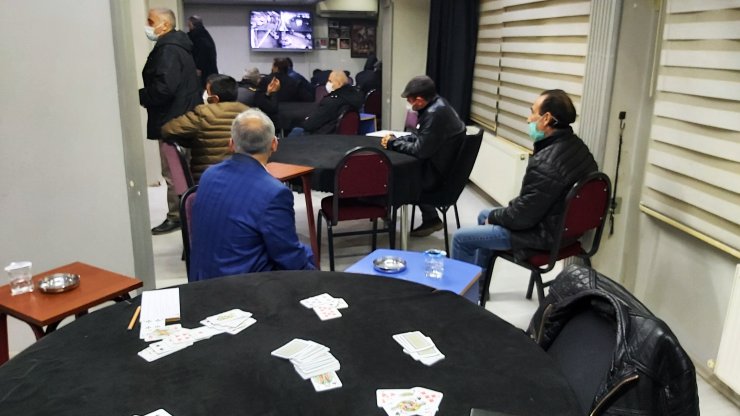 Güvenlik kamerasıyla önlem alınan kahvehaneye kumar operasyonu: 27 kişiye 85 bin lira ceza