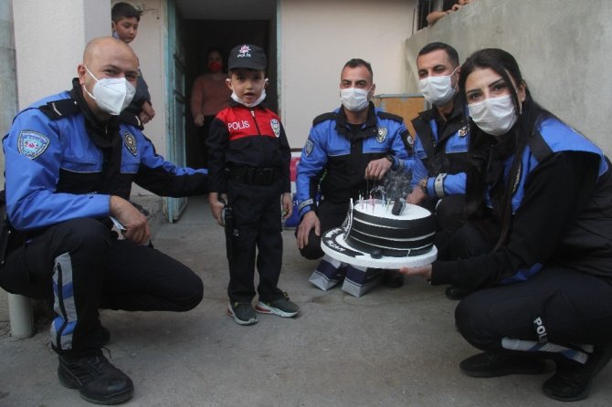 Polisin doğum günü sürprizi çocuğu şaşkına çevirdi