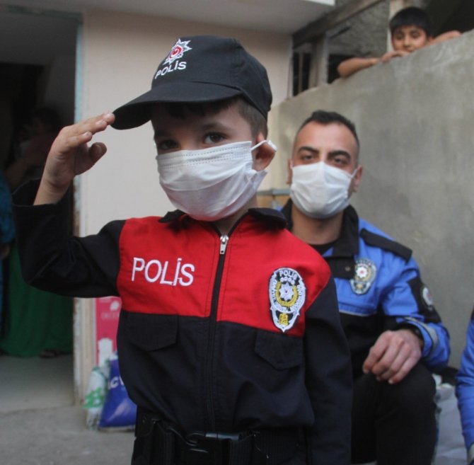 Polisin doğum günü sürprizi çocuğu şaşkına çevirdi