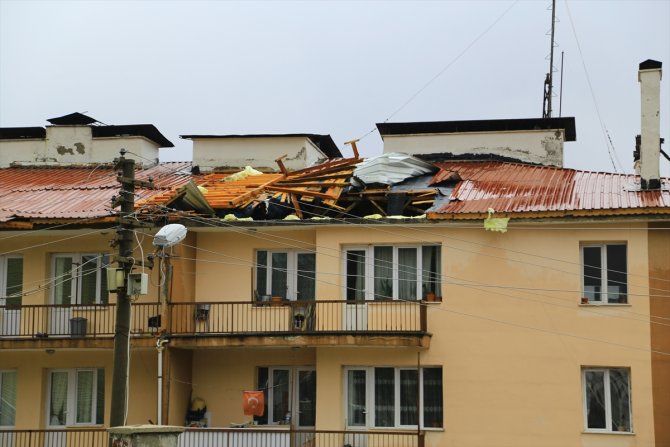 Hadim'de şiddetli rüzgar nedeniyle bir okul ile evin çatısı uçtu