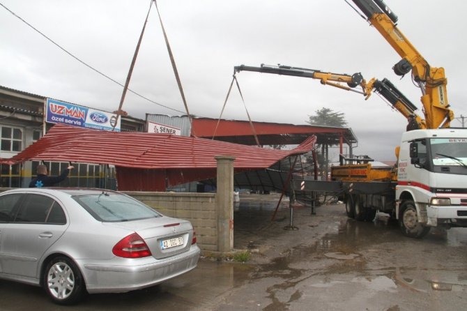 Konya’da fırtınadan uçan iş yeri çatısı iki blok ötedeki iş yerinin çatısına düştü!