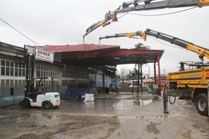 Konya’da fırtınadan uçan iş yeri çatısı iki blok ötedeki iş yerinin çatısına düştü!