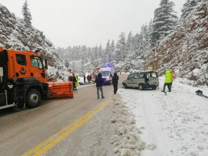 Antalya-Konya karayolunda feci kaza! 2 ölü, 5 yaralı