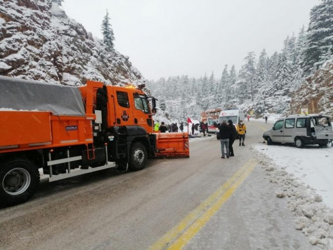 Antalya-Konya karayolunda feci kaza! 2 ölü, 5 yaralı