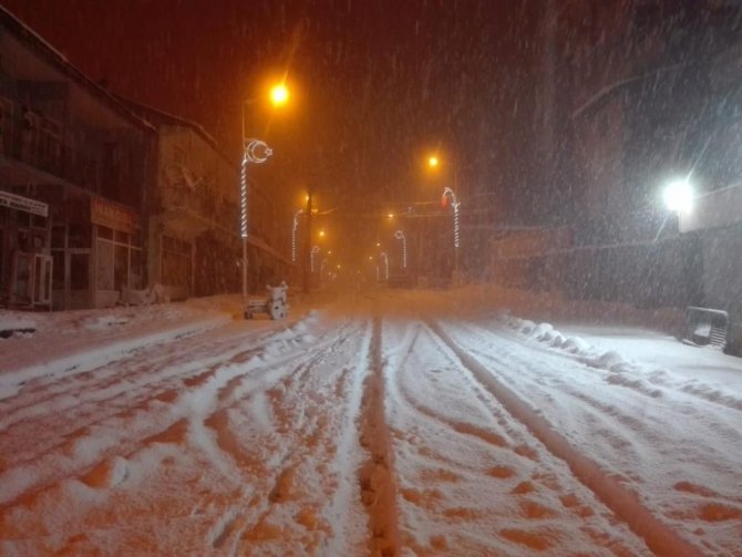 Şırnak’ta kar kenti beyaza bürüdü