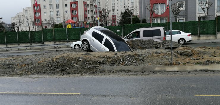 Başakşehir'de boş yolda kaza yaptı; Otomobille çukura düştü