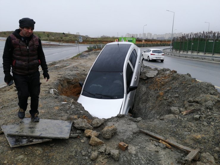 Başakşehir'de boş yolda kaza yaptı; Otomobille çukura düştü
