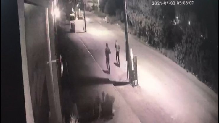 Hırsızlık yapıp, kaçarken güvenlik kamerasına yakalandılar